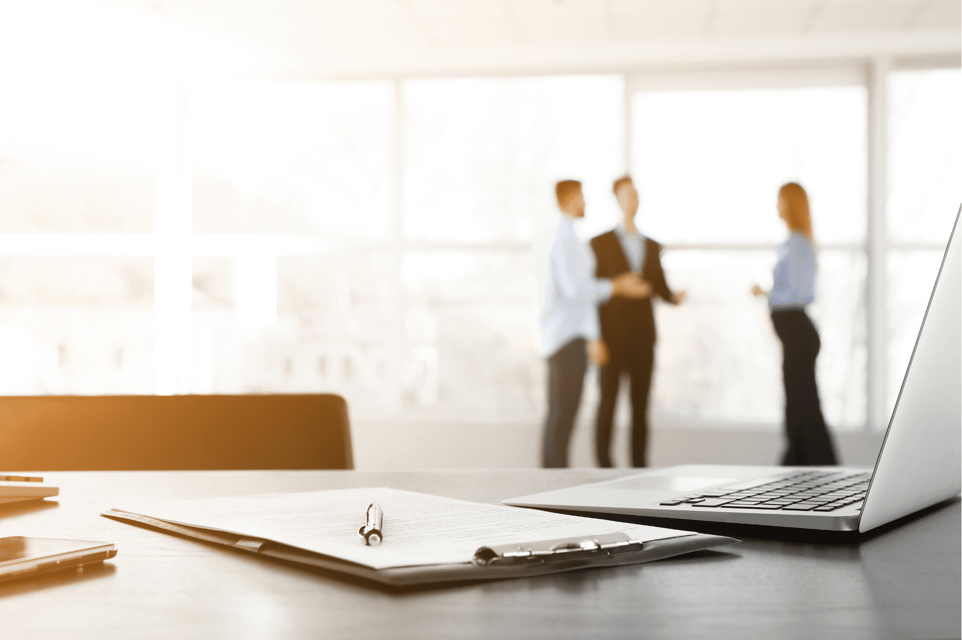 戦略策定のイメージ - ビジネスコンサルティングの様子